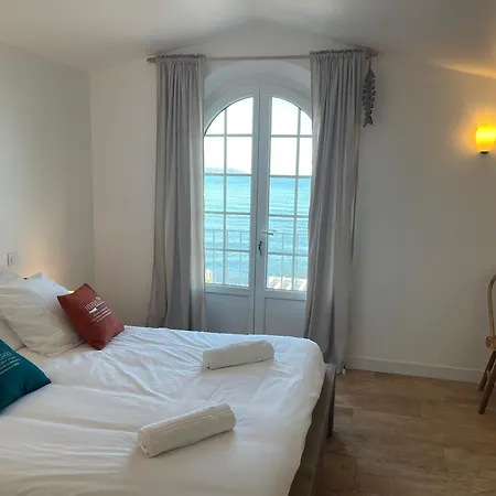 Exceptional Waterfront וילה